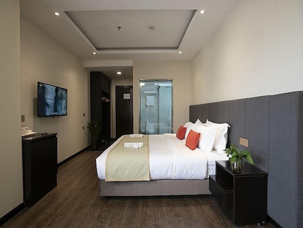 Desk, rollaway beds, free WiFi
