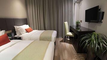 Desk, rollaway beds, free WiFi