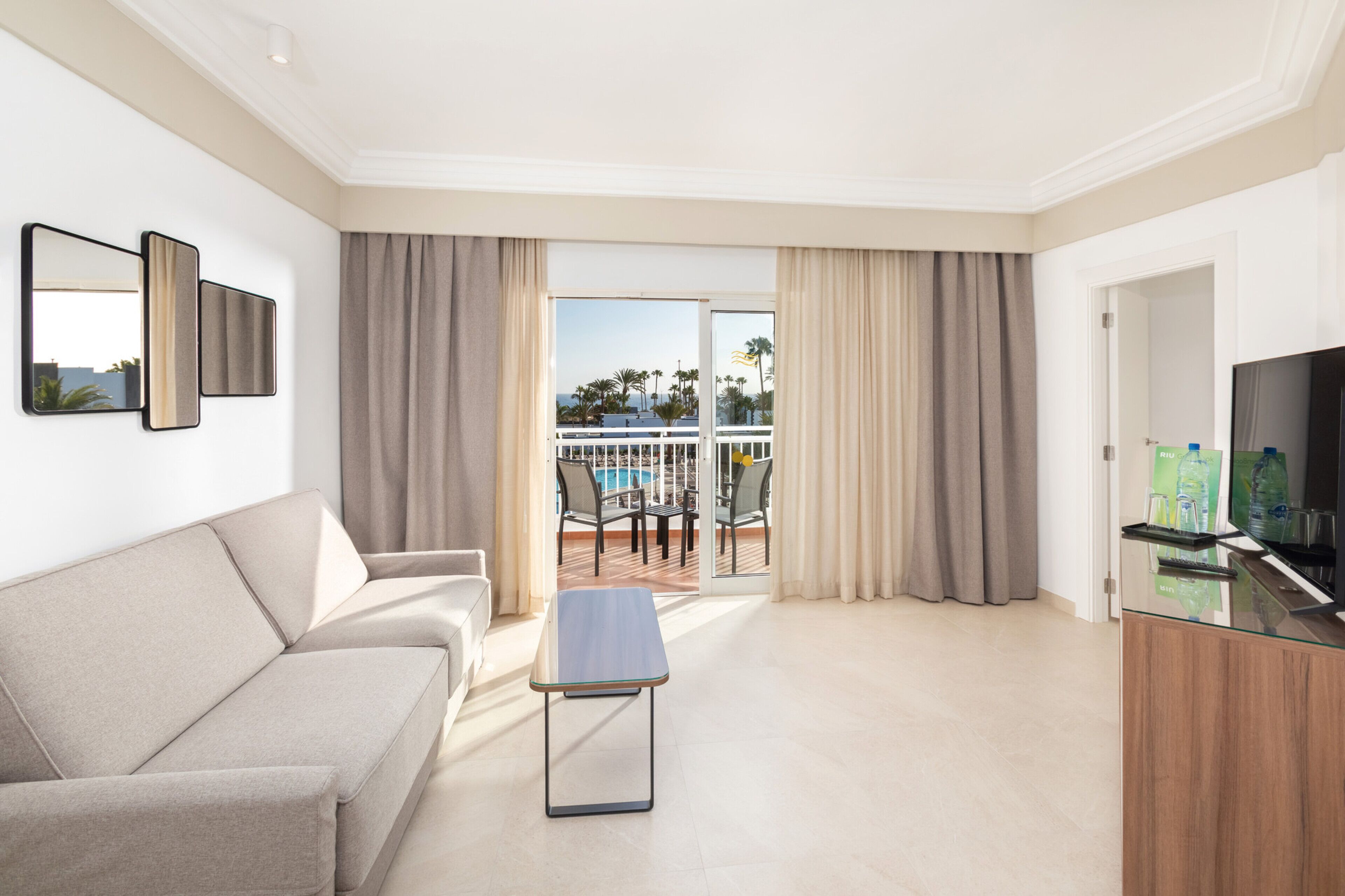 Suite, balcone, vista mare | Una cassaforte in camera, Wi-Fi gratuito, lenzuola