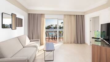 Suite, balcone, vista mare | Una cassaforte in camera, Wi-Fi gratuito, lenzuola