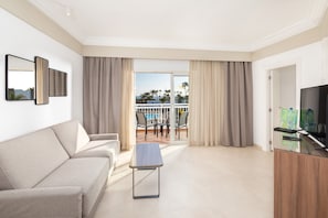 Suite, balcon, vue sur la mer | Coffre-fort, accès au Wi-Fi (inclus), literie fournie