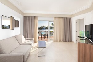 Suíte, sacada, vista para o mar | Cofres nos quartos, Wi-Fi de cortesia, roupa de cama