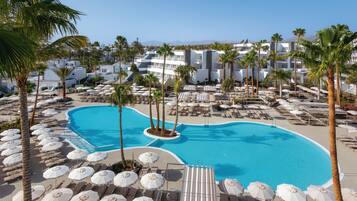 4 outdoor pools, pool umbrellas, pool loungers