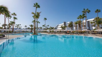 4 udendørs pools, parasoller, liggestole