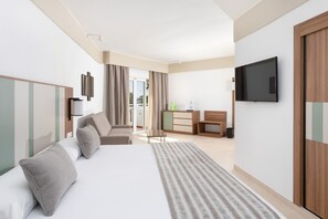 Suite, balcón, vista al jardín | Caja de seguridad en la habitación, wifi gratis y ropa de cama 