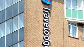 A brick building with a sign that reads "Travelodge."