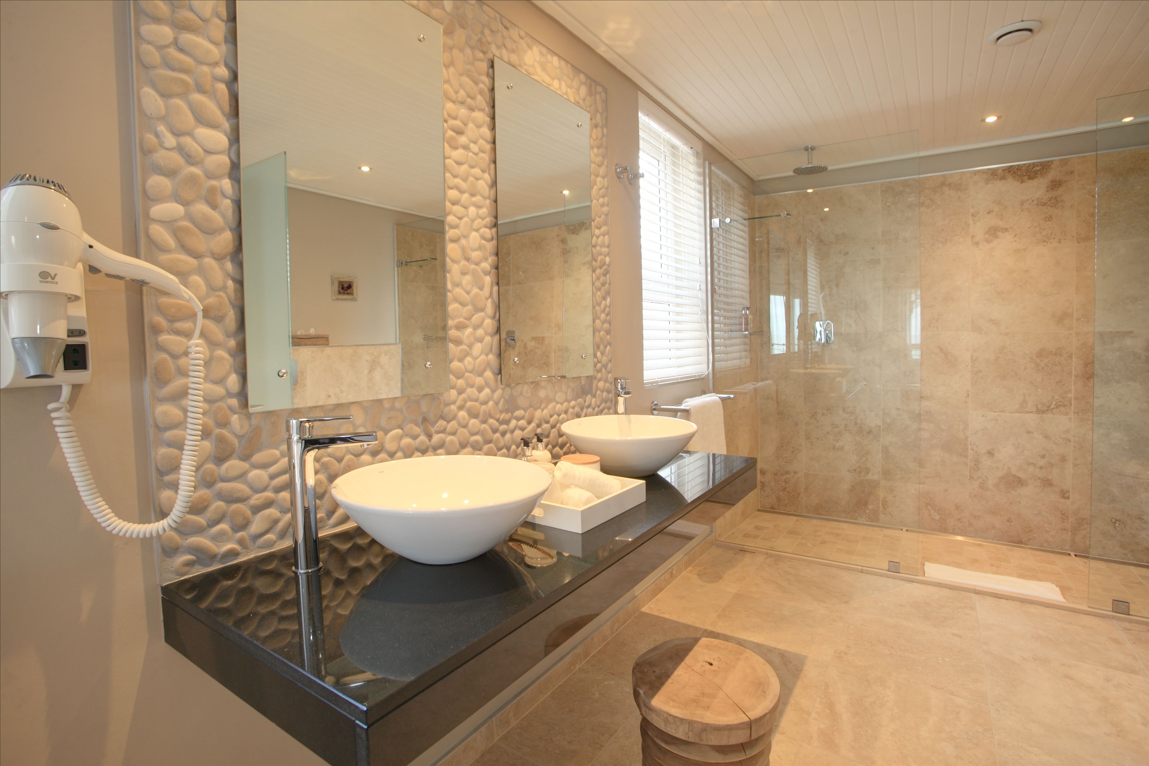 Suite luna di miele | Bagno | Set di cortesia firmato, asciugacapelli, accappatoio, pantofole
