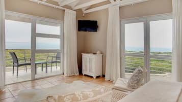 Chambre Luxe, vue mer | 1 chambre, minibar, coffres-forts dans les chambres
