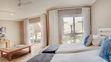 Habitación estándar, vista al patio | 1 habitación, minibar y caja de seguridad en la habitación