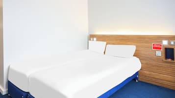 UA Twin Wet Room | Desk, iron/ironing board, bed sheets