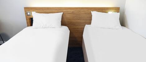 标准房, 1 张双人床 | 1 多间卧室、办公桌、熨斗/熨板、床单