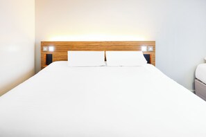 Desk, iron/ironing board, bed sheets - GO2 Lancaster Centre Hotel by OYO (Lancaster)