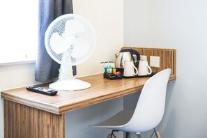 Desk, iron/ironing board, bed sheets - GO2 Lancaster Centre Hotel by OYO (Lancaster)