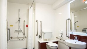 Une salle de bain moderne équipée de toilettes, d’un lavabo et d’une douche.