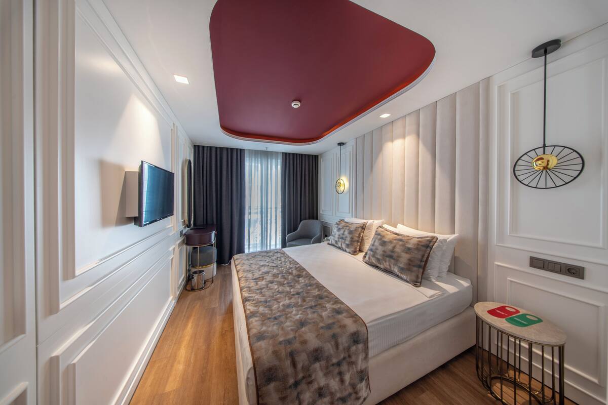 Standard Room, 1 Double Bed | Premium bedding, free minibar items, in-room safe, blackout curtains