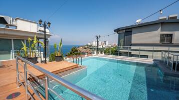 Een buitenzwembad, gratis zwembadcabana's, parasols voor strand/zwembad