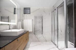 Garden Suite | 浴室 | 免费洗浴用品、吹风机、拖鞋、毛巾