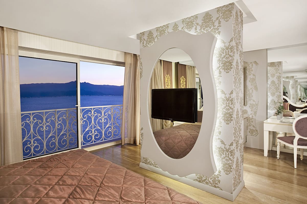 Junior Double Room, 1 King Bed, Sea View | 1 bedroom, premium bedding, free minibar items, in-room safe