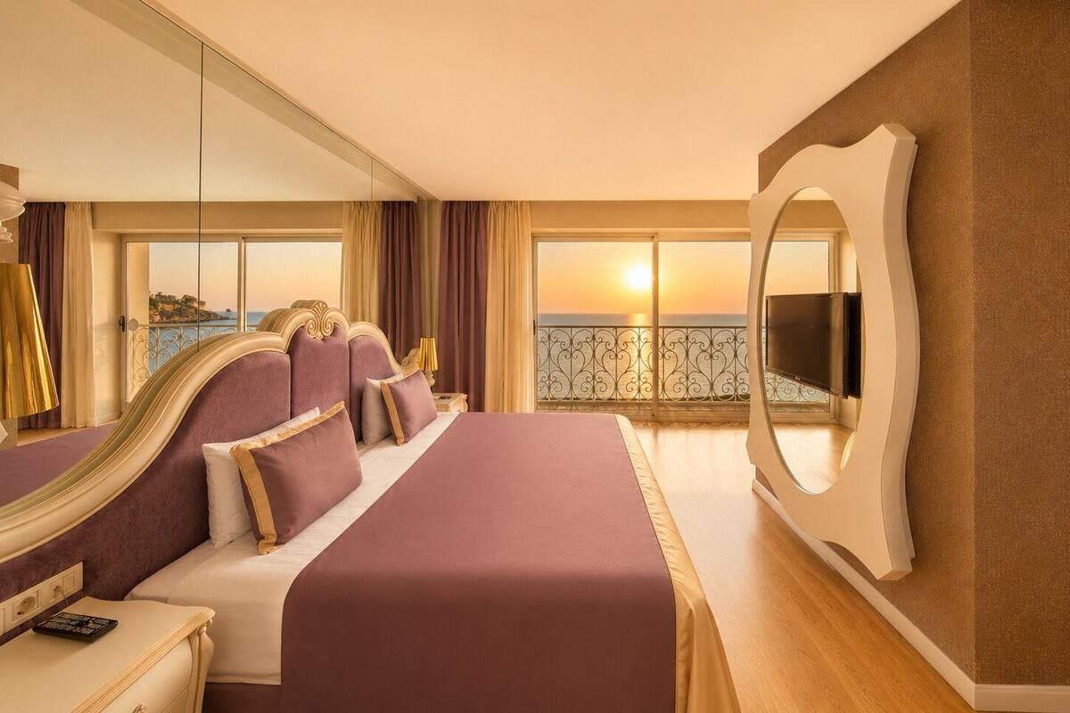 Junior Double Room, 1 King Bed, Sea View | Premium bedding, free minibar items, in-room safe, blackout curtains
