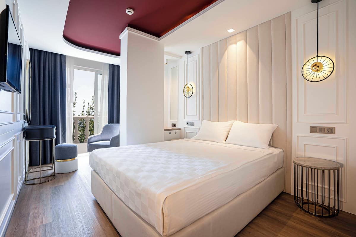 1 bedroom, premium bedding, free minibar items, in-room safe