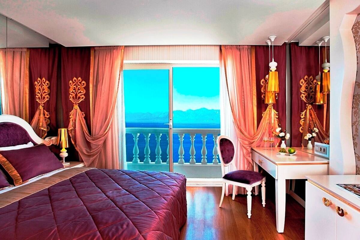 Deluxe Room, Sea View | Premium bedding, free minibar items, in-room safe, blackout curtains