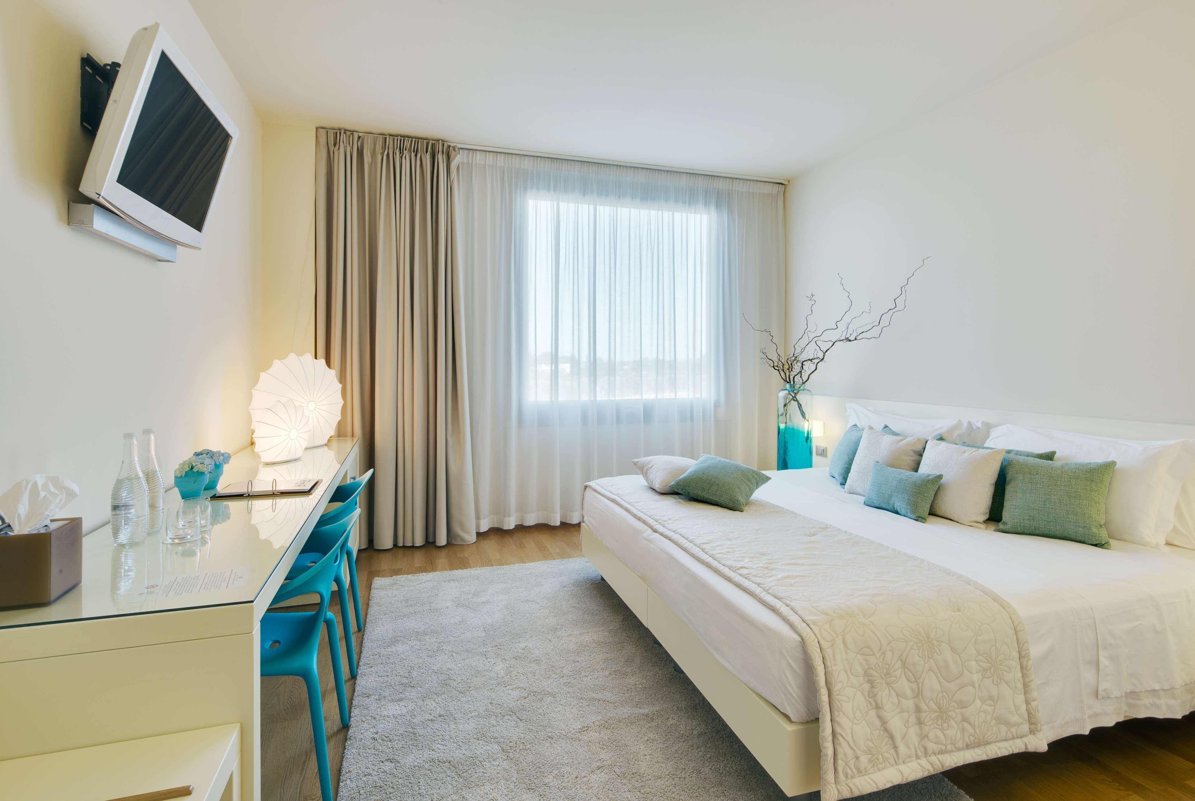 Comfort Room, 1 King Bed | Premium bedding, down comforters, minibar, in-room safe