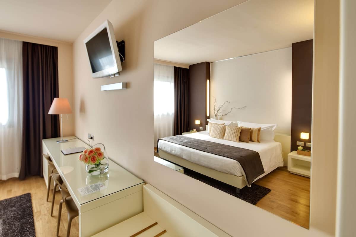 comfort room, 1 king bed | premium bedding, down duvets, minibar, in-room safe
