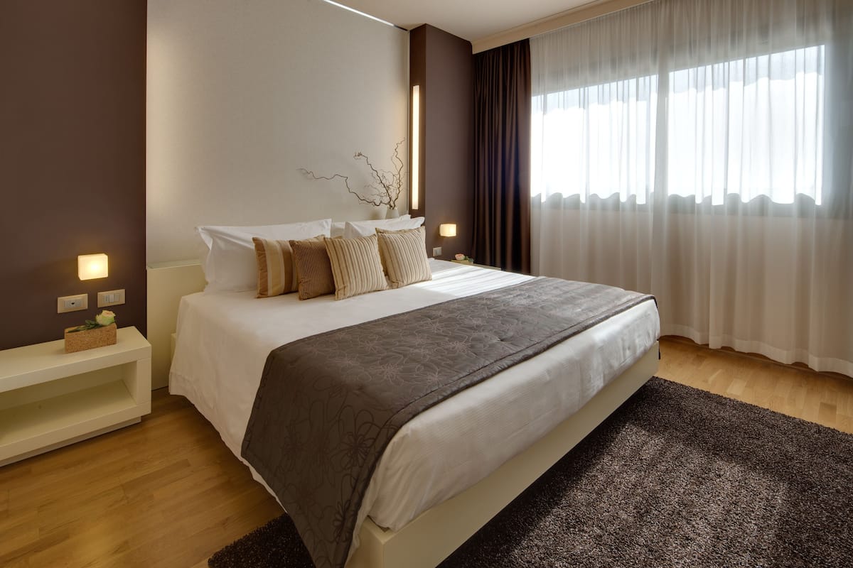 Comfort Room, 1 King Bed | Premium bedding, down comforters, minibar, in-room safe