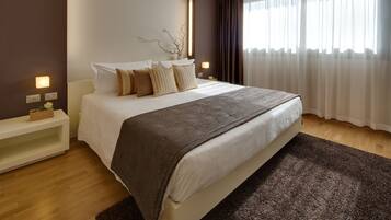 Camera Comfort, 1 letto king | Biancheria da letto di alta qualità, copriletto in piuma, minibar