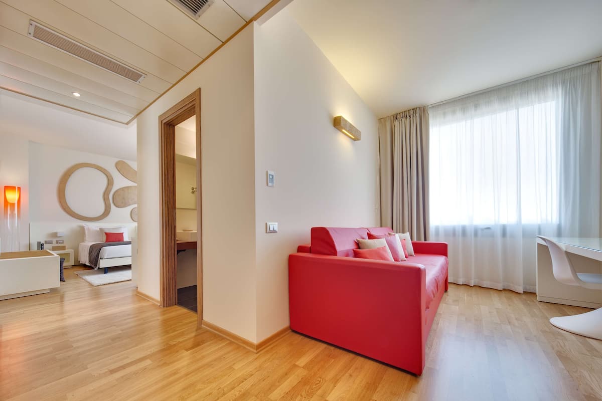 Premium bedding, down comforters, minibar, in-room safe