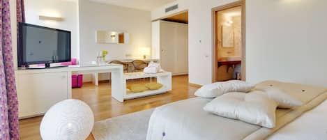 Quarto luxo, 1 cama King (Living Room) | Roupas de cama premium, edredons de pluma, frigobar, cofres nos quartos