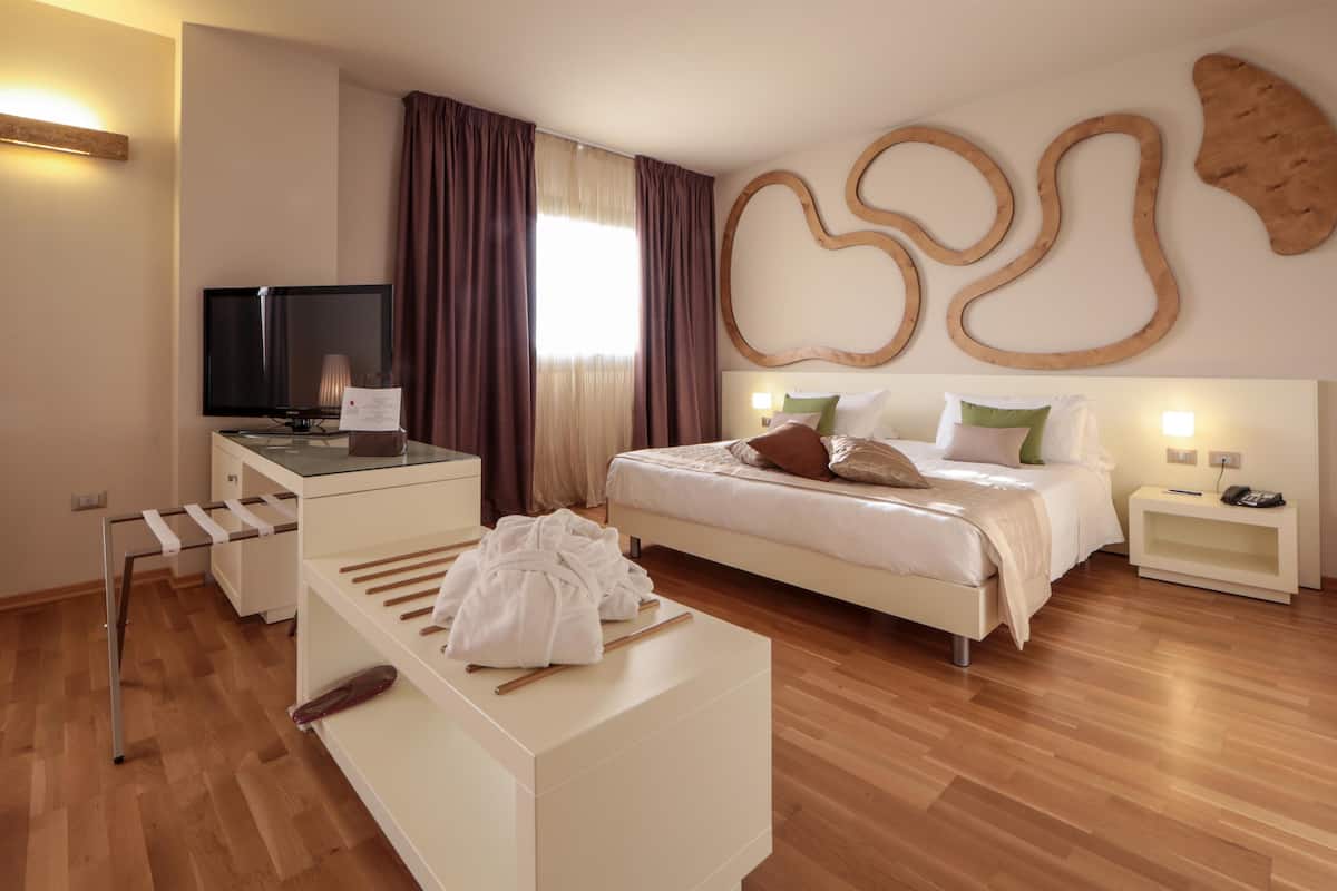 Premium bedding, down comforters, minibar, in-room safe