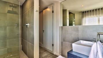 Presidential Penthouse | Bathroom | Free toiletries, towels, shampoo