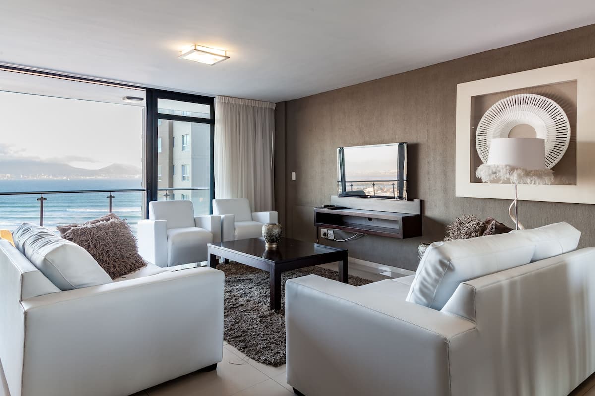 Three Bedroom Premium Suite (11) | Living area | Flat-screen TV