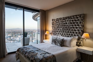 Penthouse, 3 slaapkamers | Een kluis op de kamer, een strijkplank/strijkijzer, reisbedje