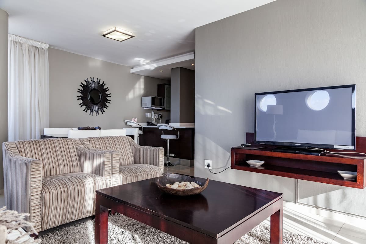 Three Bedroom Luxury Suite - 5 Sleeper (3) | Living area | Flat-screen TV