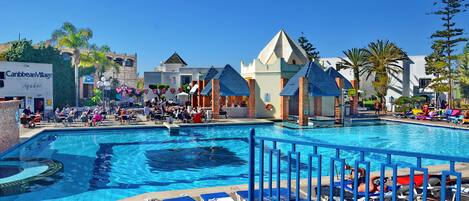 4 outdoor pools, pool umbrellas, pool loungers