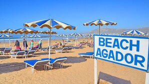 Plage à proximité, parasols, serviettes de plage