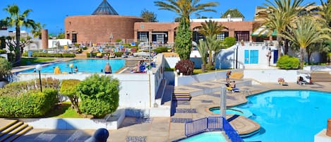 4 piscinas al aire libre, sombrillas, tumbonas