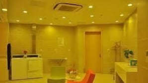Une salle de bain moderne équipée d’une douche, de toilettes et d’un lavabo.