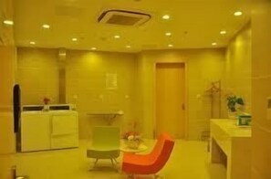 Une salle de bain moderne équipée d’une douche, de toilettes et d’un lavabo.