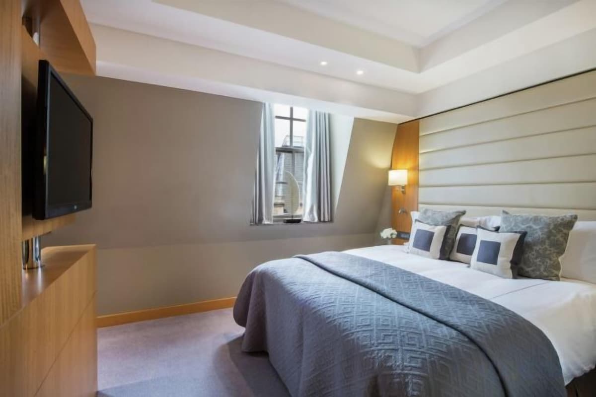 Premium bedding, Select Comfort beds, minibar (some free items)