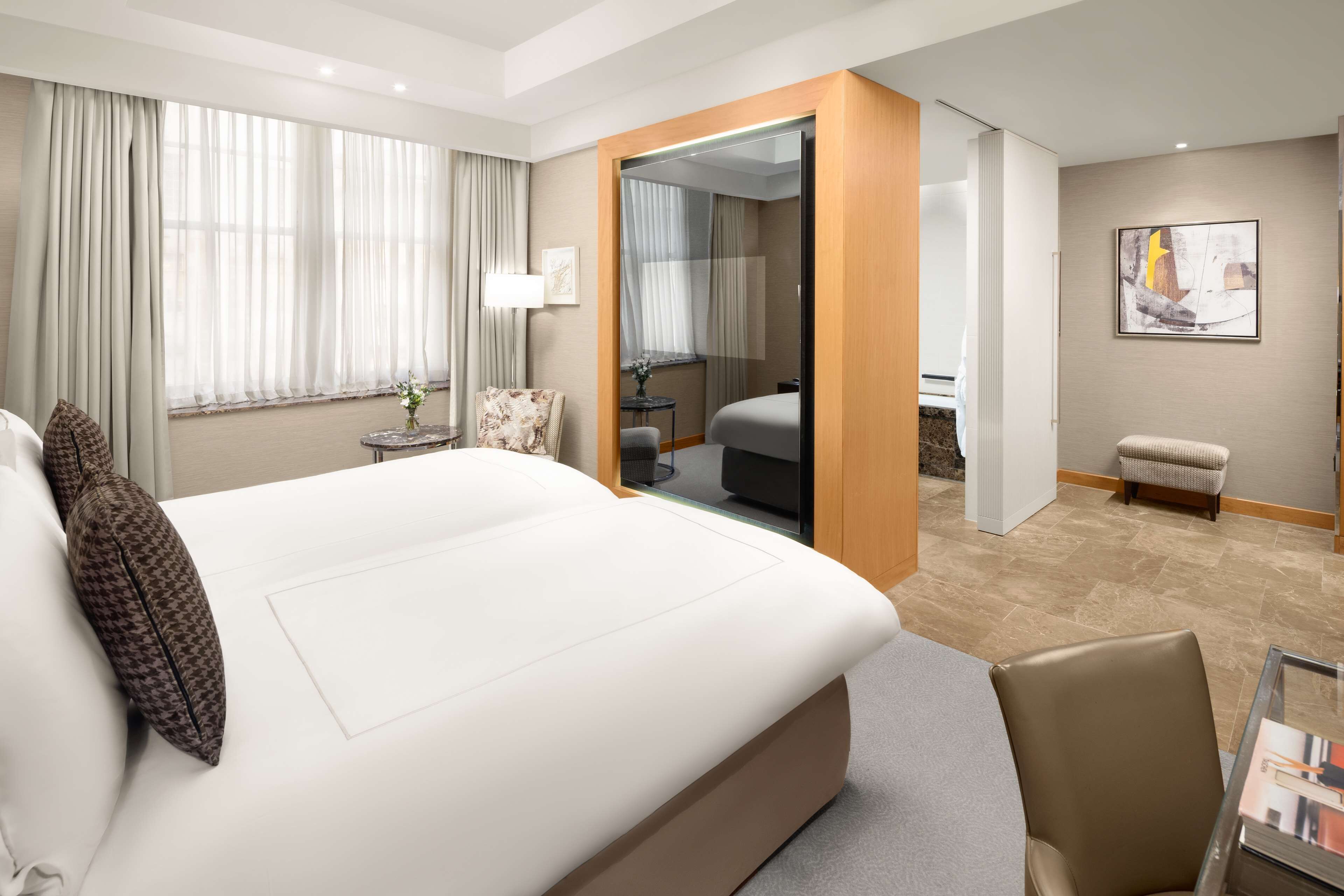 twin executive room with lounge access | 1 bedroom, premium bedding, select comfort beds, free minibar items