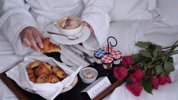 每日供应全套早餐(每人 GBP 32)