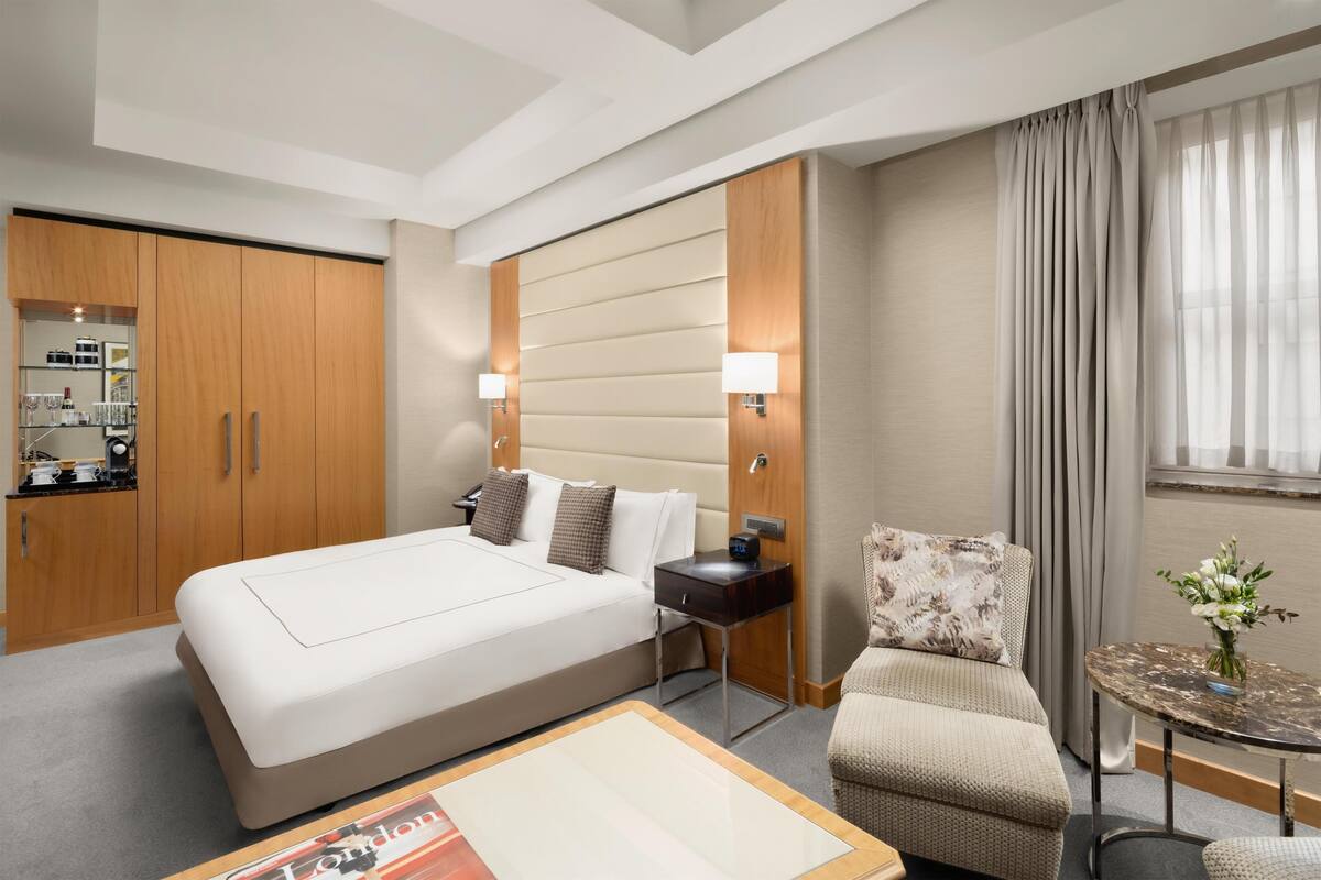 King Executive Accessible With Lounge Access | 고급 침구, 셀렉트 컴포트 침대, 무료 미니바 품목, 객실 내 금고