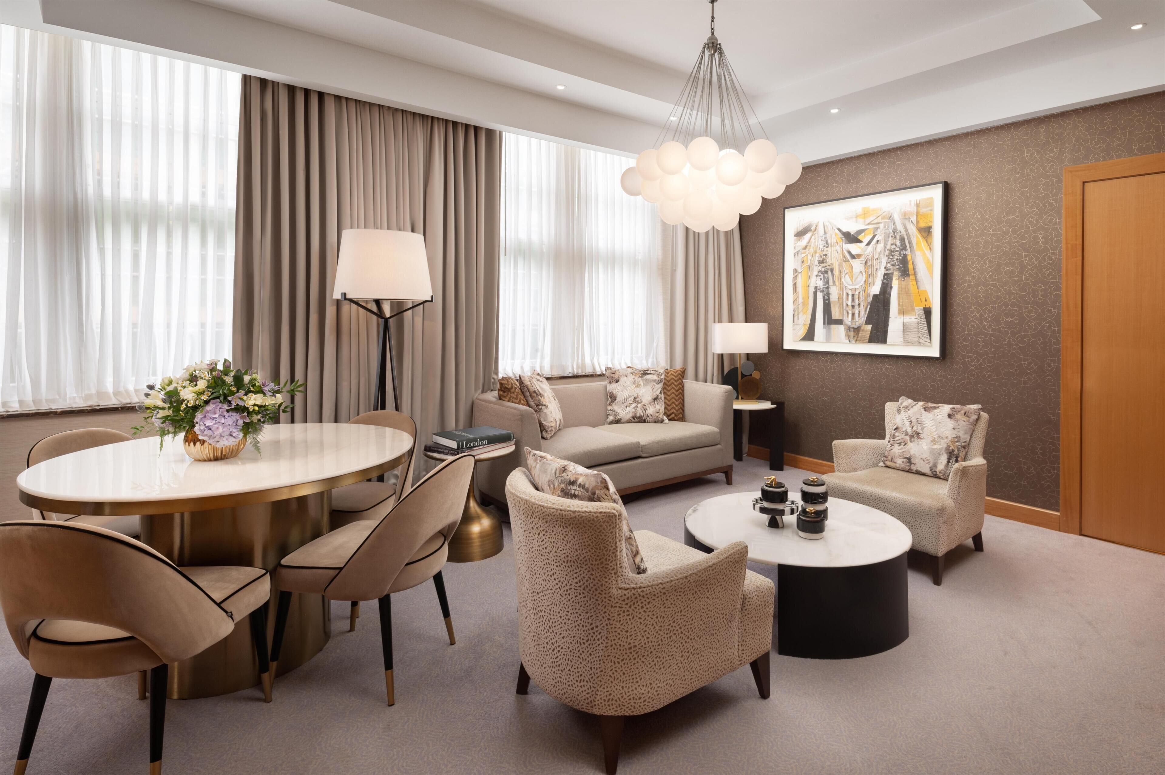 One Bedroom Suite | Oppholdsområde | En 42-tommers Flatskjerm-TV med digitale kanaler samt TV