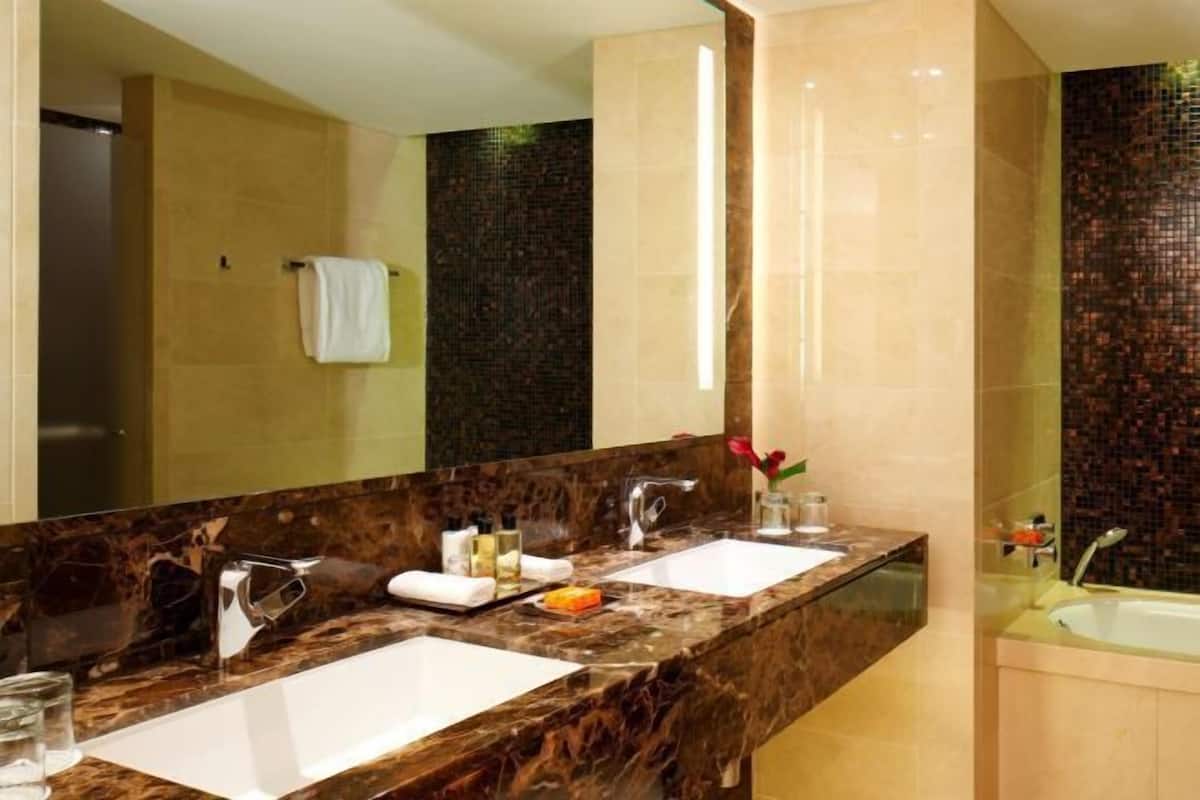 Baño | Tina con regadera, amenidades de baño gratuitas, secadora de cabello
