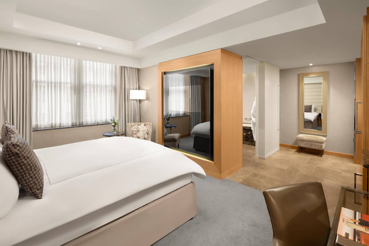 King Executive Room With Lounge Access | 고급 침구, 셀렉트 컴포트 침대, 무료 미니바 품목, 객실 내 금고