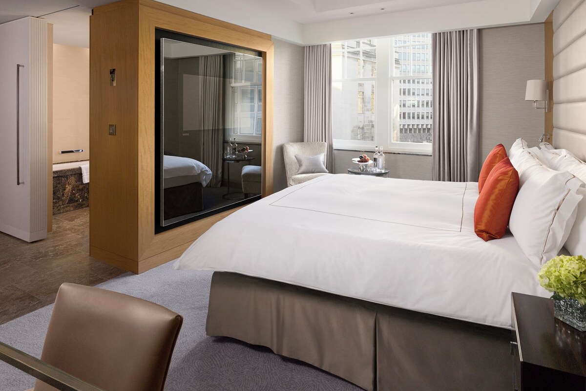 Premium bedding, Select Comfort beds, minibar (some free items)