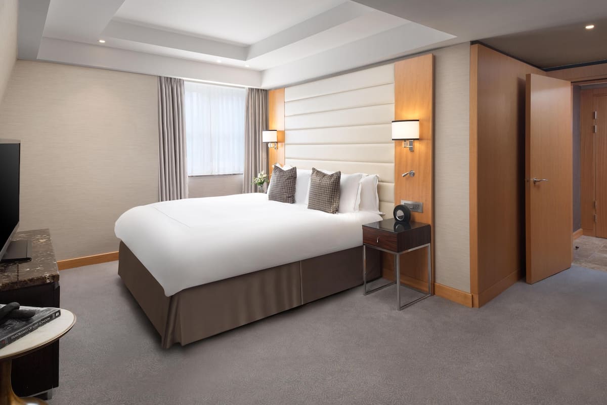 One Bedroom Deluxe Suite | 고급 침구, 셀렉트 컴포트 침대, 무료 미니바 품목, 객실 내 금고